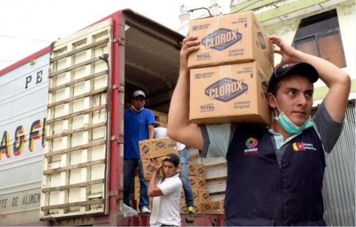 Ecuador earthquake - men carrying boxes